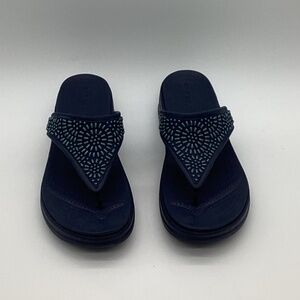 990. Croc Blue & Turquoise Aztec Thong Sandals EUC Size 9